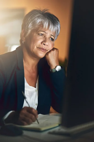 Long Hours Just Arent Cutting Anymore Mature Businesswoman Experiencing Stress — Stockfoto