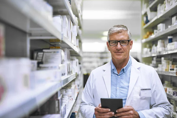 Youre Ill Have Pill Portrait Confident Mature Male Pharmacist Making — Foto de Stock