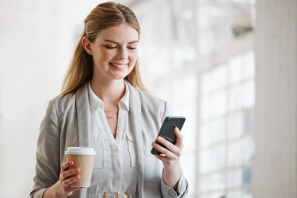 Phone Coffee Online Young Employee Texting Smartphone Corporate Office Happy —  Fotos de Stock