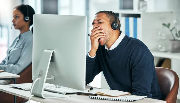 Tired Call Center Agent Yawning While Sitting His Desk Working — Stockfoto