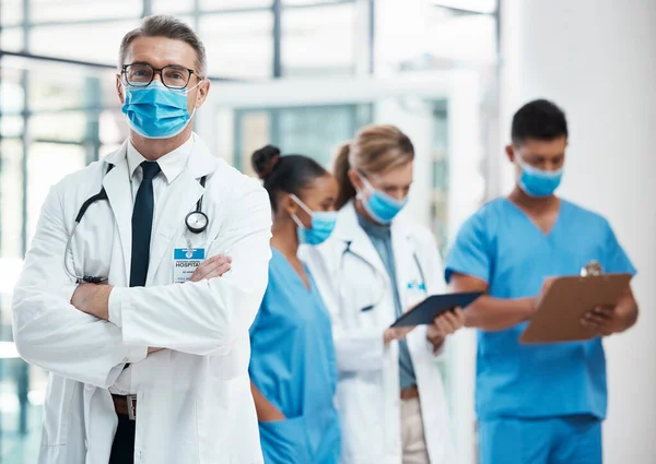 Медичні Лікарі Медсестри Медсестри Стоять Кованими Масками Їхньої Безпеки Лікарні — стокове фото