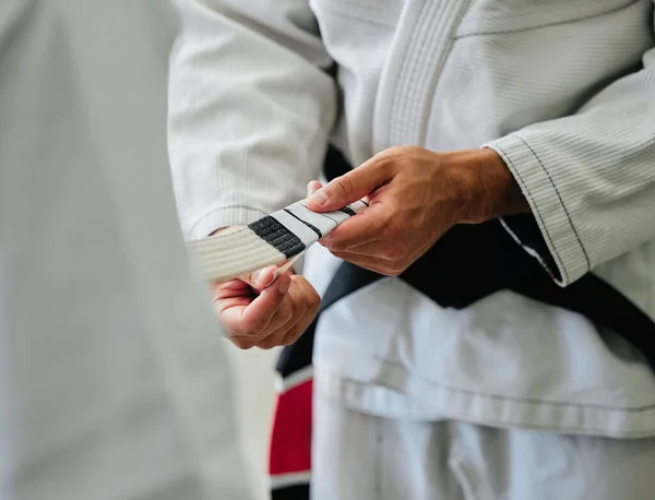 Karate Master Tying Belt Student Dojo Practice Closeup Sensei Help — ストック写真