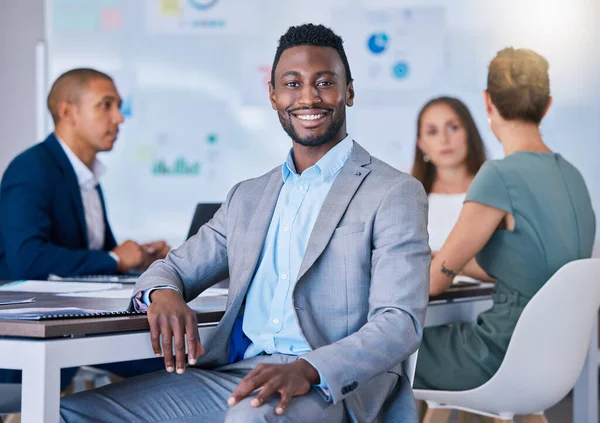 Leadership Innovation Vision Smiling Business Man Leading Meeting Modern Office — Stok fotoğraf