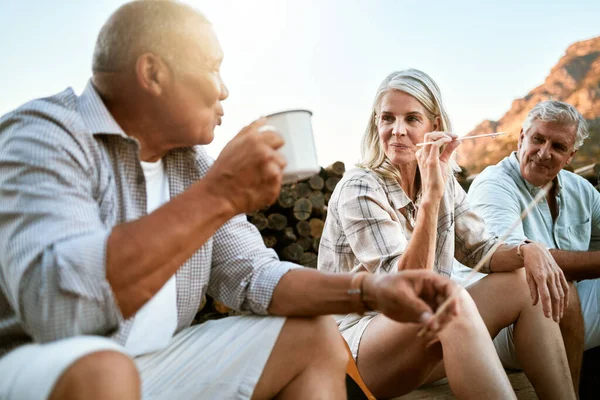 Carefree Adventure Exploring Friends Talking Bonding Enjoying Relaxing Outdoors Senior — Zdjęcie stockowe