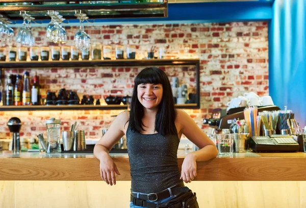 What She Knows Best Waitress Standing Counter Bar — Stockfoto