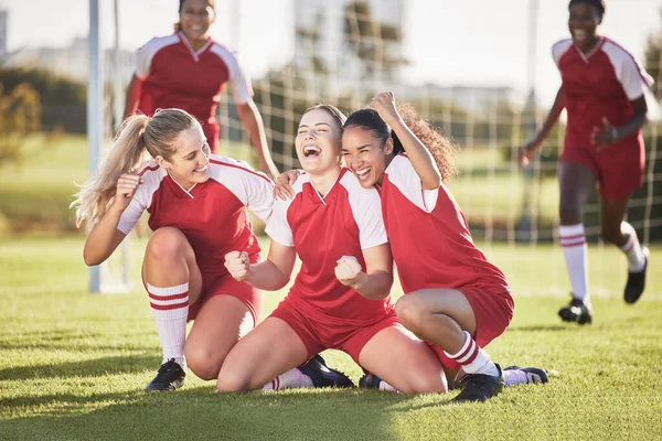 Γιορτάστε Νίκη Και Επιτυχία Γυναίκες Ποδοσφαιριστές Αντλία Γροθιά Και Hurray — Φωτογραφία Αρχείου