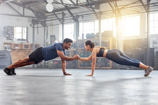 Active Couple Holding Hands Support Pushup Plank Balance Training Fitness — Stockfoto