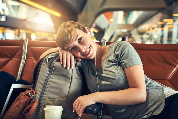 Great Resting Place Flight Young Woman Resting Her Flight — Stockfoto