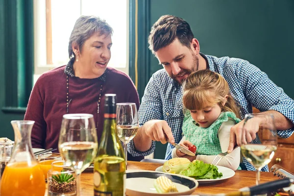 Dad Always Help Cheerful Young Man Helping Cut His Daughters — Stok Foto