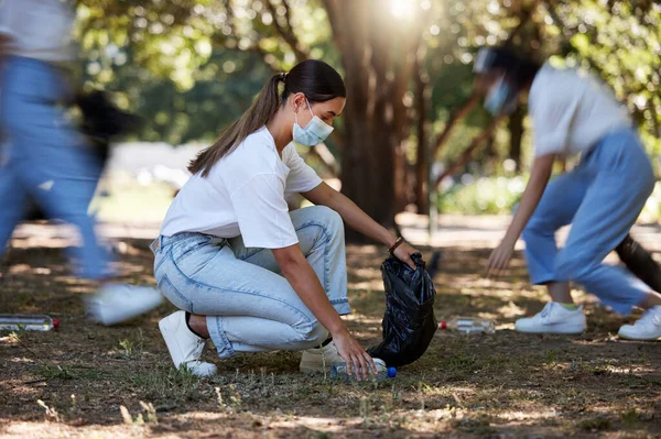 Volunteer Recycle Reduce Waste Picking Litter Dirt Garbage Outdoors Park — Stockfoto