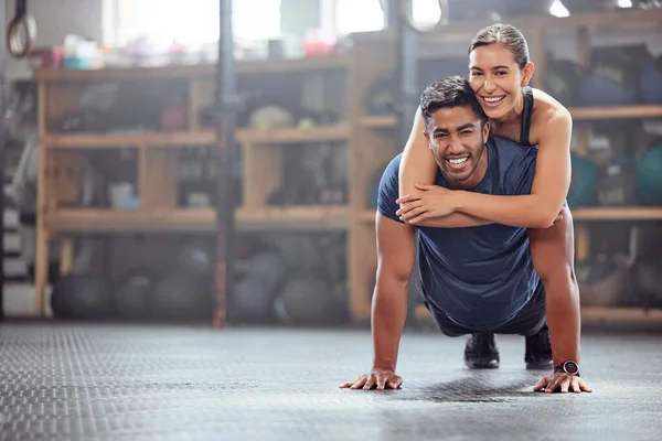 Fitness Couple Having Fun While Man Does Push Ups Exercise — Stok fotoğraf