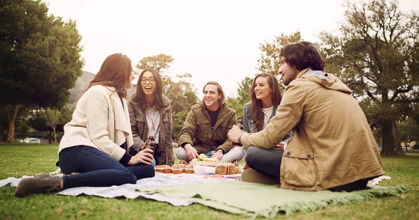 Conversations Outdoors Best People Young Friends Having Picnic — 图库照片
