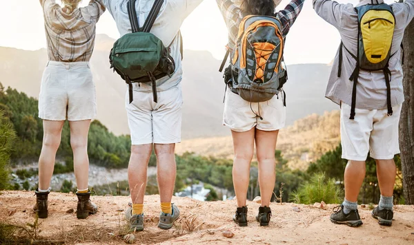Fitness Group Celebrating Hike Nature Enjoying Hiking View Mountain Wellness — Stockfoto