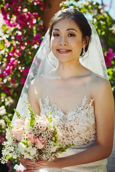 Flowers Match Her Dress Portrait Cheerful Young Bride Holding Bouquet — Stock fotografie
