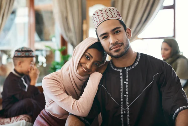 Married Muslim Couple Together Family Celebrating Islamic Religious Holiday Event — Zdjęcie stockowe