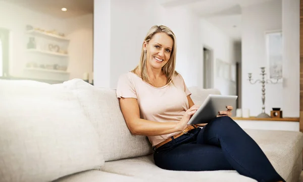 Carefree Relaxed Woman Browsing Tablet Enjoying Her Weekend Sitting Sofa — Stock Photo, Image