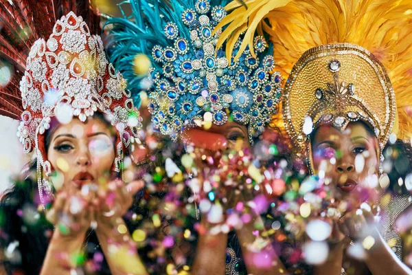 Putting Colour Your Night Beautiful Samba Dancers Blowing Confetti Hands — Photo