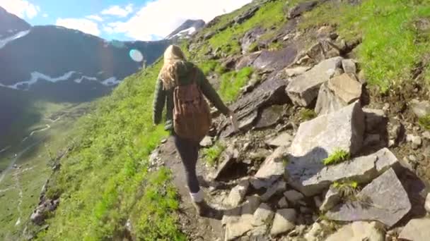 Hiking Traveling Exploration Female Tourist Hiker Taking Adventure Journey Mountains — Vídeo de stock