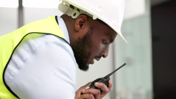 Builder Contractor Technician Talking Radio Transmitter Walkie Talkie While Managing — Stok video