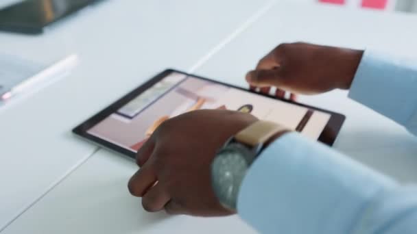 Muslim Businessman Reading Quran Tablet Online App Break Work Closeup — Vídeos de Stock