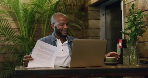 Многозадачный Предприниматель Проверяет Документы Просматривает Ноутбук Выпивая Кофе Кафе Счастливый — стоковое видео