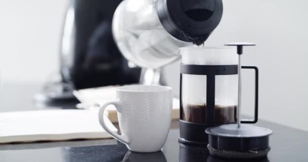 Closeup Person Making Coffee Using Kettle Plunger Office Morning Pouring — ストック動画