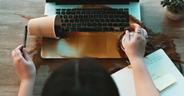 Spilling Coffee Laptop Keyboard Work Modern Office Clumsy Woman Hands — Vídeo de stock