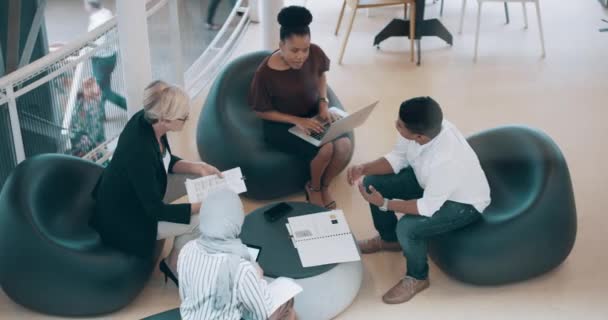 Diverse Businesspeople Meeting Planning Discussing Paperwork Together Team Modern Office — Stockvideo