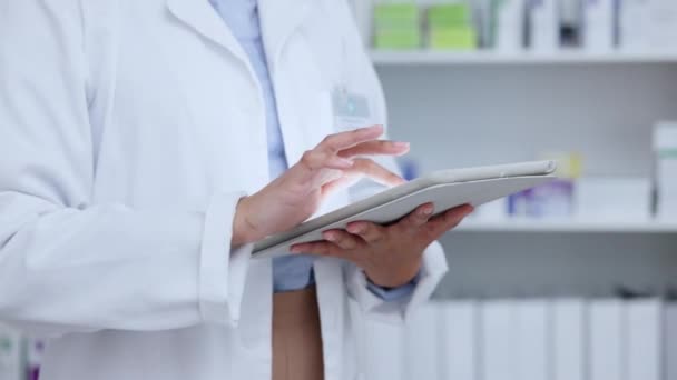 Pharmacist Doctor Healthcare Worker Scrolling Browsing Planning Digital Tablet Drugstore — Vídeos de Stock