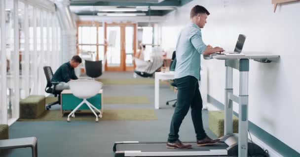 Απασχολημένος Επιχειρηματίας Περπατώντας Ένα Γραφείο Διάδρομο Ενώ Εργάζονται Ένα Φορητό — Αρχείο Βίντεο
