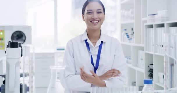 Smiling Medical Worker Doctor Scientist Feeling Confident Her Medical Laboratory — Vídeo de Stock