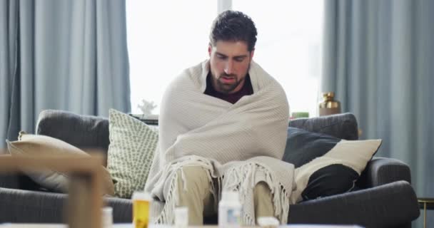 Άρρωστος Ψυχρός Και Κουρασμένος Νεαρός Άνδρας Πυρετό Κάθεται Στο Σπίτι — Αρχείο Βίντεο