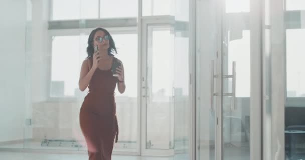 Young Confident Female Corporate Business Secretary Answering Phone Call Elegant — Vídeos de Stock