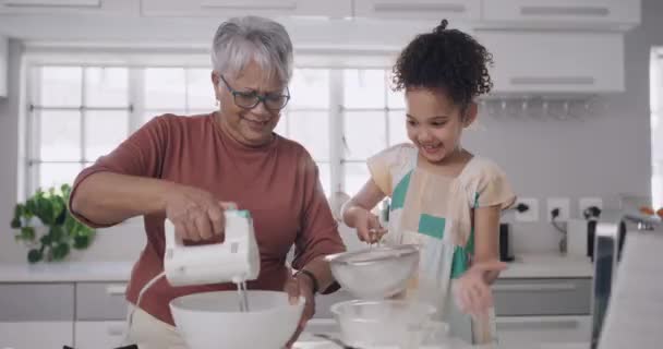 Baking Teaching Learning Grandmother Little Girl Having Fun Cooking Family — Stockvideo