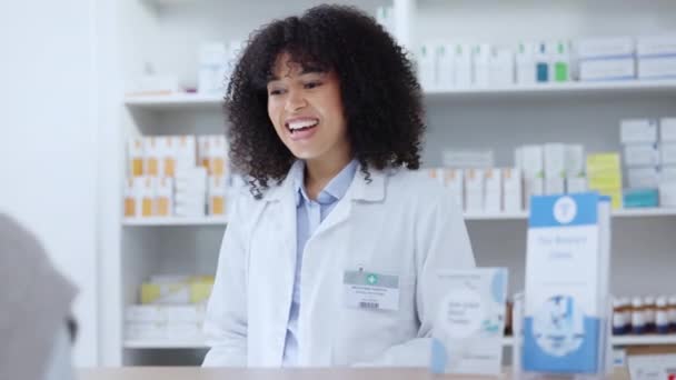 Дружелюбный Фармацевт Помогает Пациенту Рецептурными Лекарствами Таблетками Лекарствами Аптеке Клинике — стоковое видео