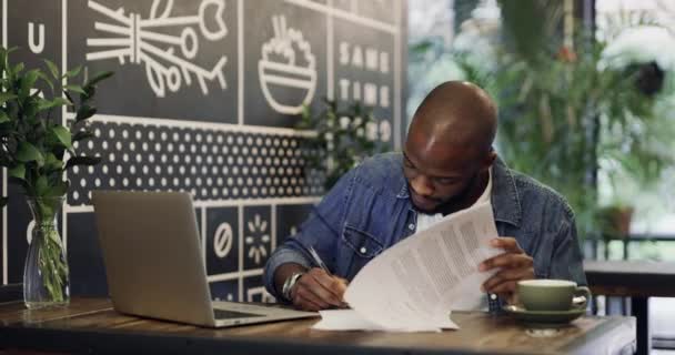 Чоловік Підписує Контракт Документ Папери Сидячи Ноутбуком Працюючи Кав Ярні — стокове відео