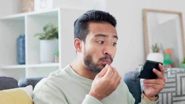 Watching Streaming Sports His Phone Eating Popcorn Nervously Supporting Fan — Stok Video