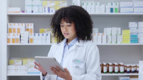 Pharmacist Doctor Healthcare Worker Tablet Working Online Digital Prescription Patient — Stockvideo