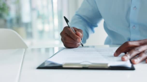 Man Hands Signing Writing Reading Paperwork Business Contract Office Closeup — ストック動画