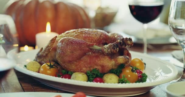 Παραδοσιακό Και Γιορτινό Φαγητό Κοτόπουλο Γαλοπούλα Για Εορταστικό Γεύμα Ευχαριστιών — Αρχείο Βίντεο