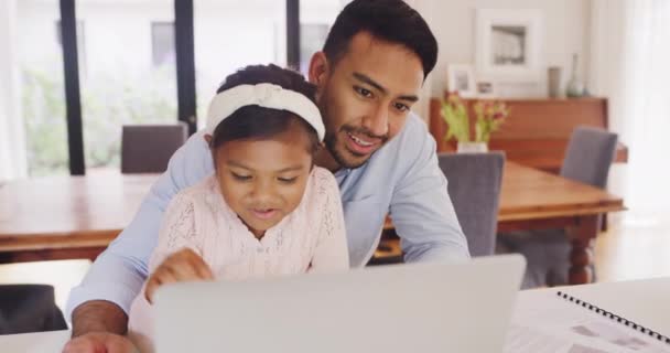 Learning Education Teaching Father Daughter Bonding Browsing Laptop Home Young — Vídeo de Stock