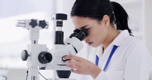 Medical Science Intern Using Microscope Futuristic Innovative Cure Smart Young — Vídeo de Stock