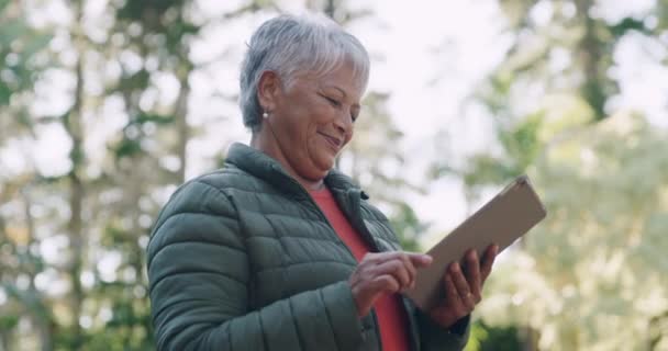 Communication Tablet Senior Woman Texting Message Park Browsing Social Media — Video