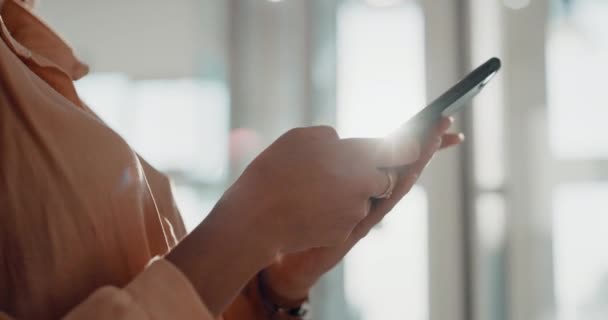 Маркетингова Комунікаційна Текстова Бізнес Леді Використовуючи Телефон Щоб Надсилати Повідомлення — стокове відео