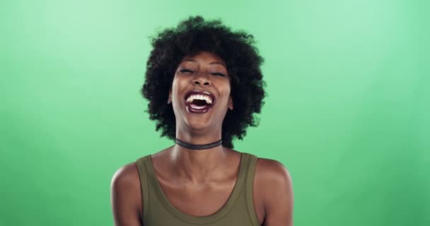 Сегодня Посмеялся Видеозапись Уверенной Молодой Женщины Смеющейся Фоне Зеленой Студии — стоковое видео