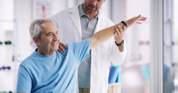 Physiotherapist Stretching Senior Man Shoulder Pain Massaging His Arm Clinic — Vídeo de Stock