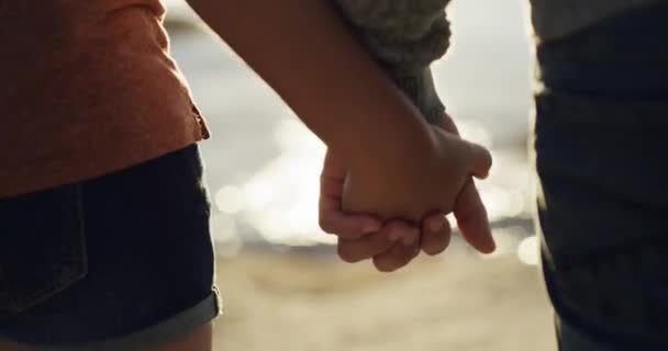 Романтична Закохана Пара Тримає Руки Пляжі Демонструючи Любов Прихильність Турботу — стокове відео