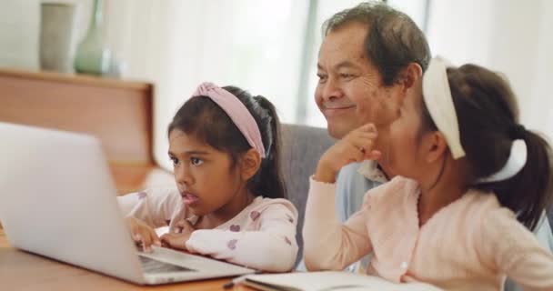 Щасливий Дід Грає Маленькими Дівчатами Переглядаючи Ноутбук Розслабляючись Вдома Усміхнений — стокове відео