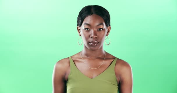 You You Can Video Footage Young Woman Looking Serious Green — Vídeo de stock