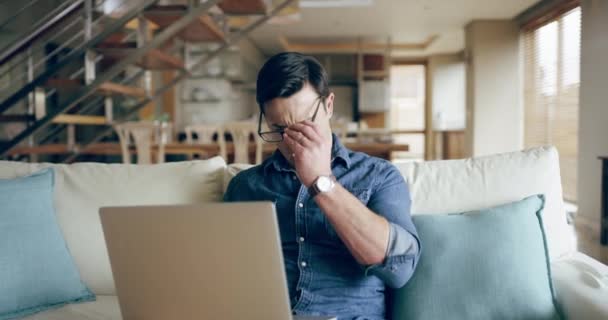 Man Suffering Painful Headache Migraine While Typing Laptop Browsing Internet — Vídeo de stock